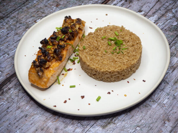 Salmón con Costra de Nueces y Arroz con Coco