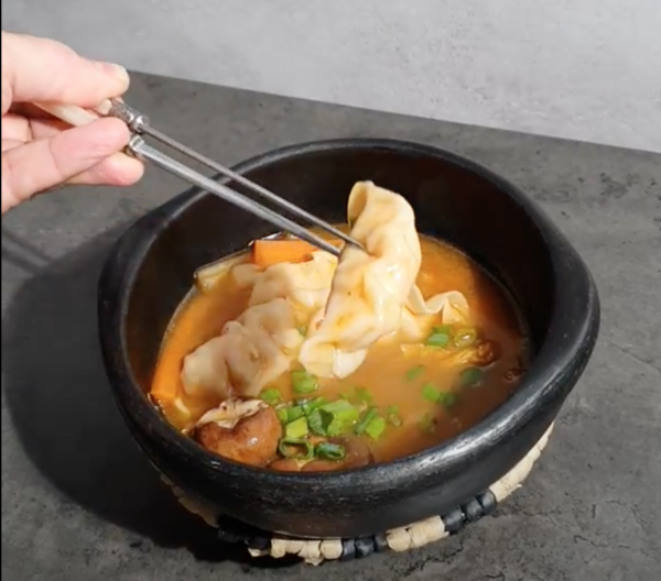 Sopa Asiática con Kimchi y Gyozas rellenas de Langostinos