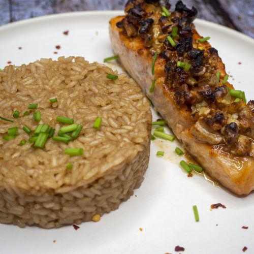 Salmón con Costra de Nueces y Arroz con Coco